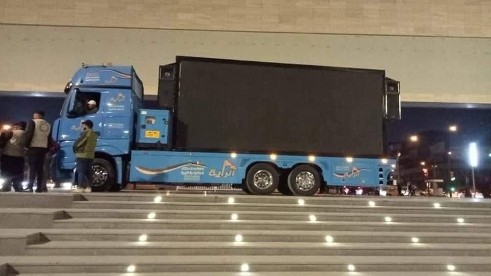 شاشات عملاقة